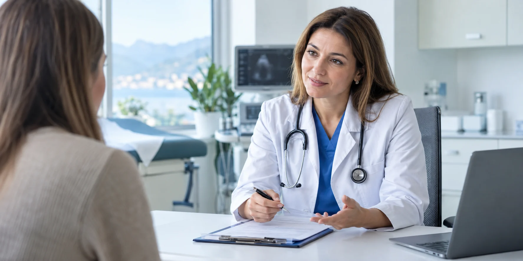 Doctoriță discutând cu o pacientă într-o clinică modernă